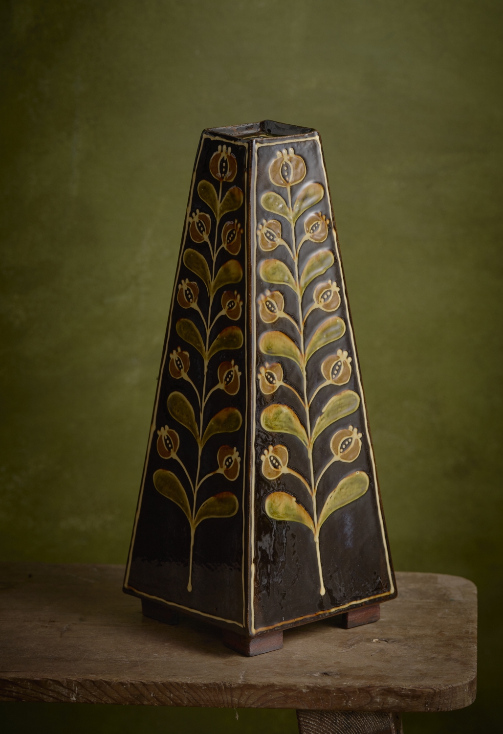 Obelisk flower vase, black