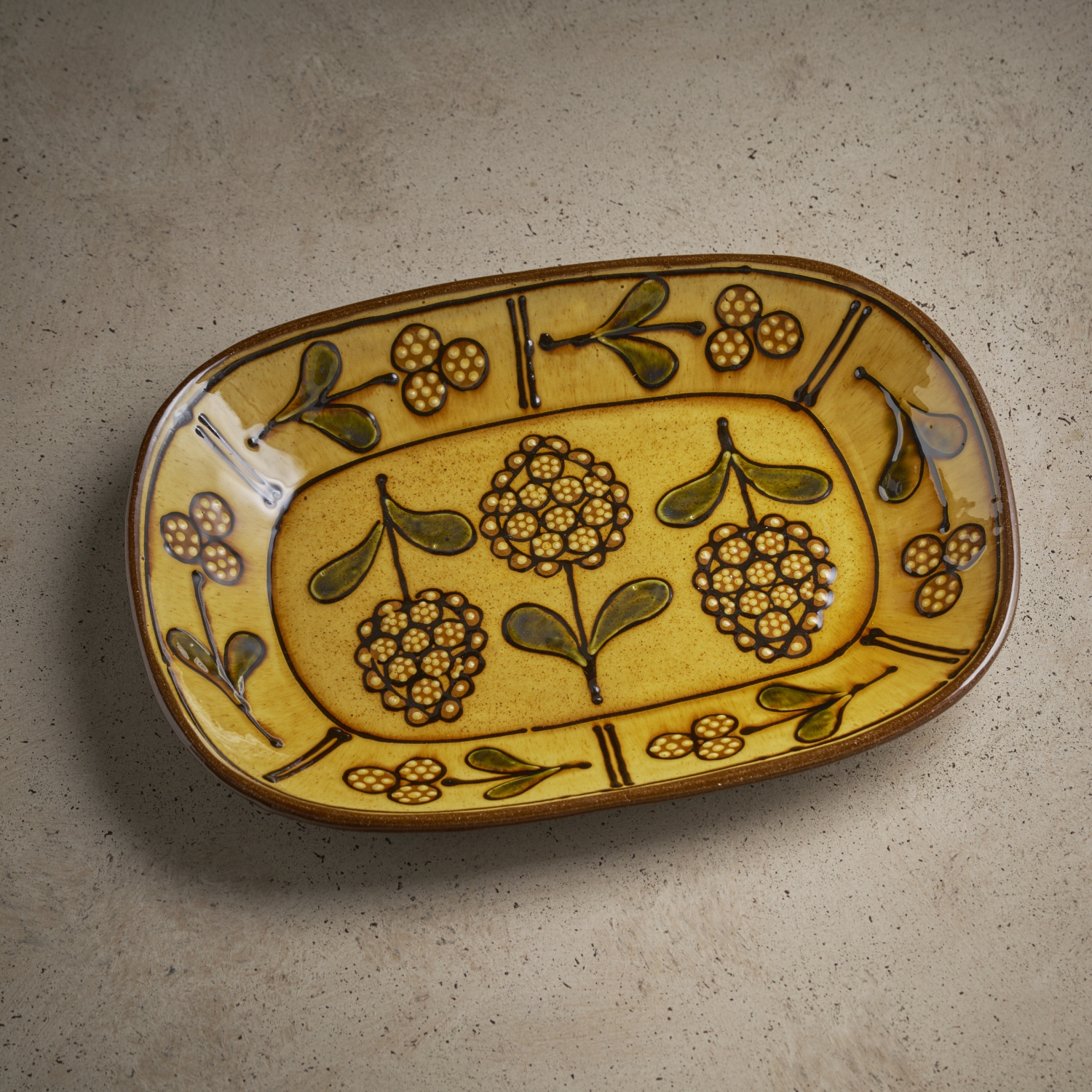 Cardamom & bramble dish